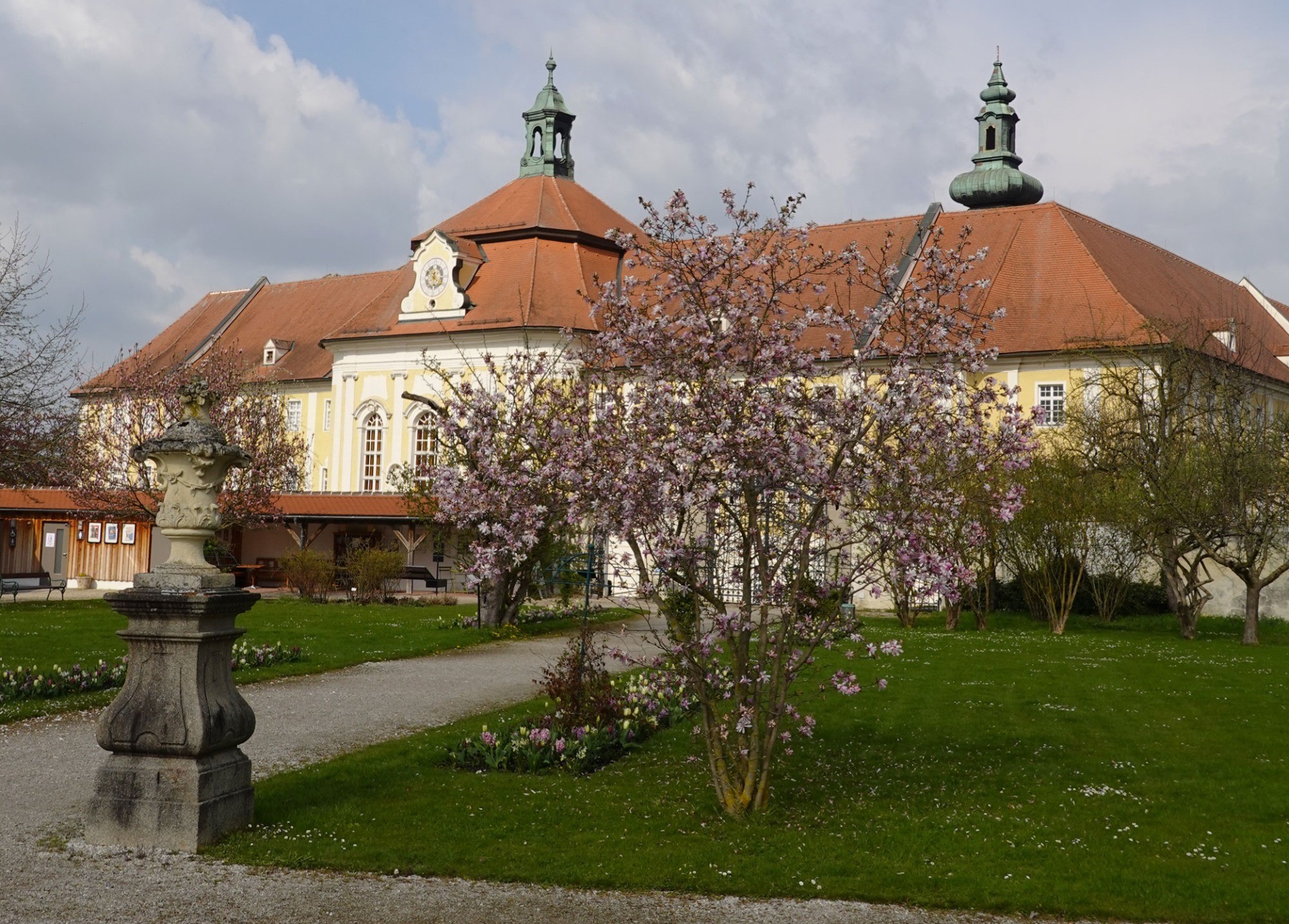Stift vom Rosengarten aus