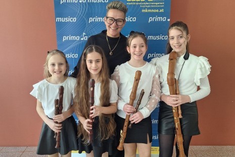 Ensemble Patru Plor - Maira Suciu, Rosin Alrasho, Ramona Meyer, Raluca Toncu mit Lehrerin Lucia Scherzenlehner.jpg