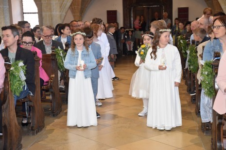 Gabenbereitung_ Die Kinder holen verschiedene Gaben