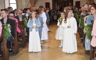 Gabenbereitung_ Die Kinder holen verschiedene Gaben