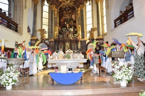Gottes Familie Kunterbunt