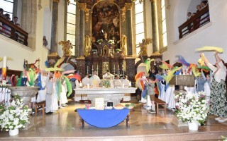 Gottes Familie Kunterbunt