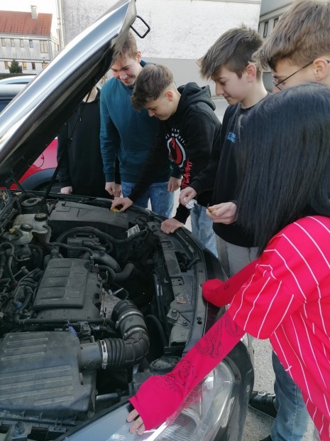 04 Unter der Motorhaube.jpg