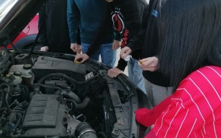 04 Unter der Motorhaube.jpg